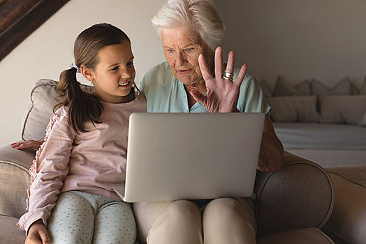 祖母,孙女,讨论,上方,笔记本电脑