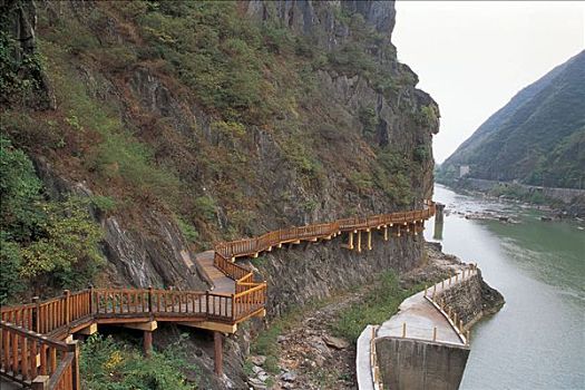 汉中褒河峡谷复原的古代栈道