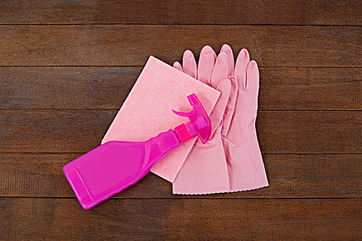 粉红色,喷壶,海绵,手套,木地板