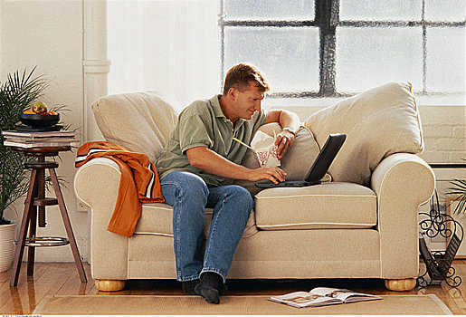 男人,坐,沙发,拿,室外,笔记本电脑