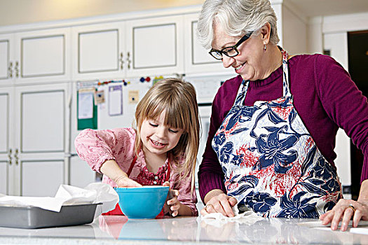 女孩,祖母,混合,蛋糕,碗,厨房操作台