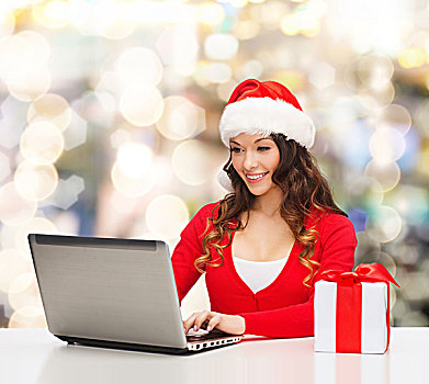 圣诞节,休假,科技,人,概念,微笑,女人,圣诞老人,帽子,礼盒,笔记本电脑,上方,背景