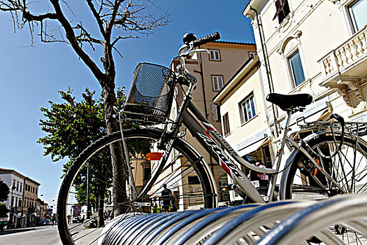 女性,自行车,站立,街道,托斯卡纳,意大利,欧洲