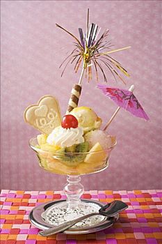 圣代冰淇淋,新鲜,水果,鸡尾酒装饰伞