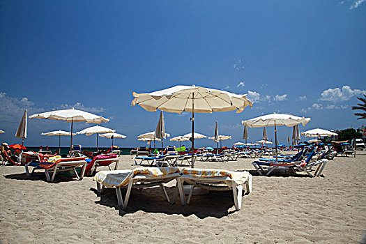 太阳椅,遮阳伞,海滩,伊比沙岛,巴利阿里群岛,西班牙,欧洲