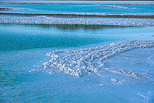 青海柴达木盆地花土沟镇茫崖,翡翠湖,湖中露出的卤盐天然结晶层