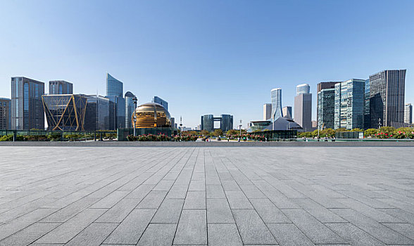 汽车广告背景,杭州钱江新城,空的地板和现代城市建筑