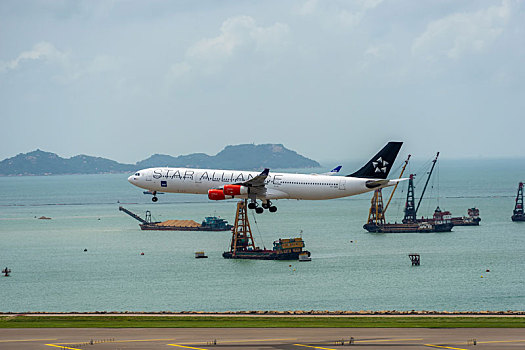 一架星空联盟涂装的北欧航空客机正降落在香港国际机场