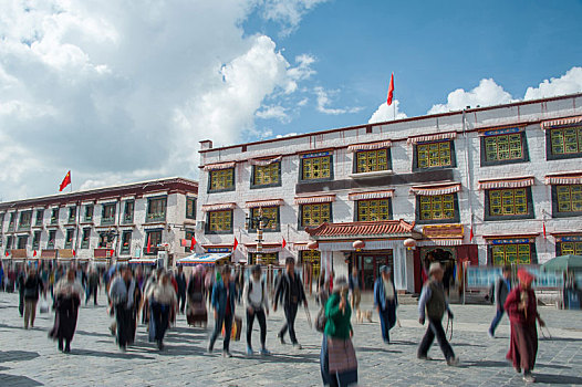 西藏拉萨八廓街上有很多朝圣的人群