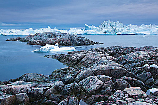 格陵兰,伊路利萨特,冰山,雅各布港冰川,入口,迪斯科湾,岩石,海岸线,阴天,夏天,晚间