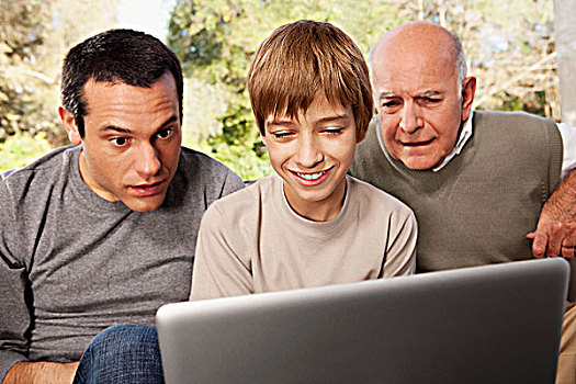 男孩,笔记本电脑,父亲,爷爷