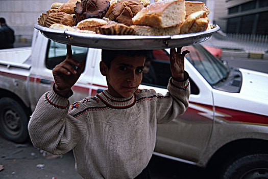 销售,面包,市场,巴格达,2000年,白天,父亲,相同,一个,姐妹,两个,兄弟,停止,上学