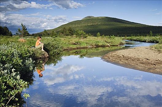 女人,坐,河边,尤通黑门山,国家公园,挪威,斯堪的纳维亚
