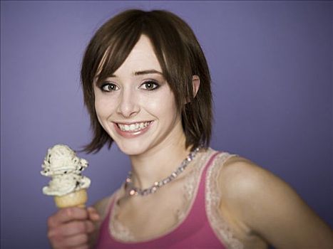 肖像,女青年,拿着,冰淇淋蛋卷