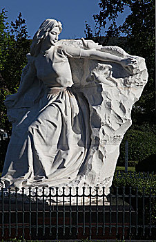 日本长崎平和公园园内有和平纪念像,和平纪念馆等各项设施,图为和平女神塑像