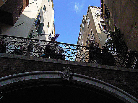 意大利威尼斯风情,在桥上观看从桥洞下川流不息的,刚多啦,的各国游客