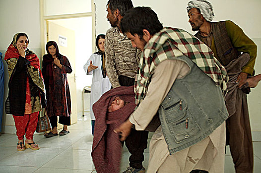 阿富汗,男人,女人,困苦,急诊室,医院,城市,北方省,省,公里
