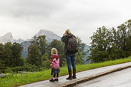 后视图,母女,远足,注视,风景,路边,瓦茨曼山,巴伐利亚,德国