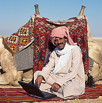 肖像,贝多因人,男人,坐,正面,笔记本电脑,靠近,骆驼,埃及