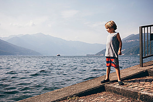 男孩,站立,斜坡,水,看别处,伦巴第,意大利