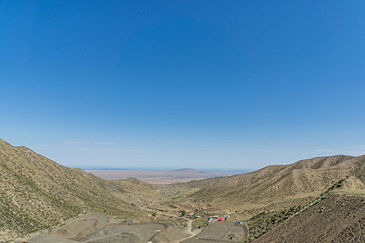 夏季新疆高山戈壁矿山