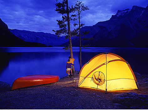 伴侣,营地,黄昏,班芙国家公园,艾伯塔省,加拿大