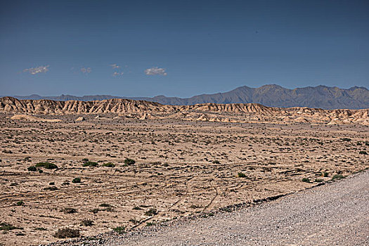 中国西部荒野道路