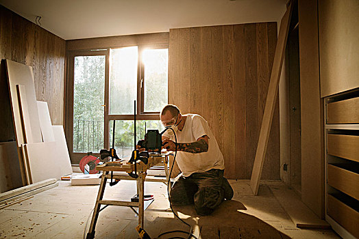 建筑工人,电锯,切削,木头,房子