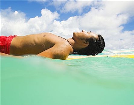 夏威夷,瓦胡岛,年轻,日本人,男人,躺着,冲浪板,海洋