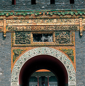 辽宁沈阳昭陵隆恩门拱门上部的雕刻和琉璃装饰