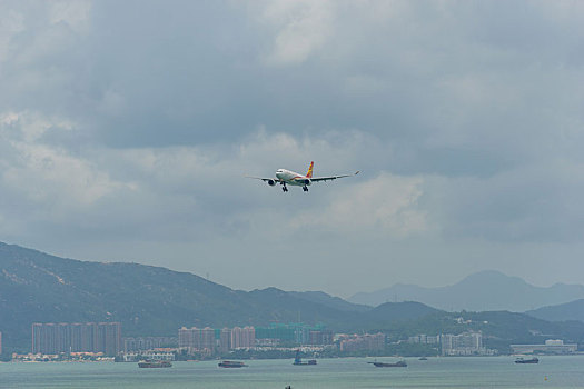 一架香港航空的客机正降落在香港国际机场