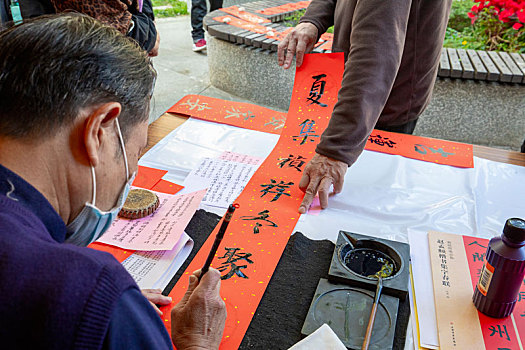 中国人的春节书法家手写春联