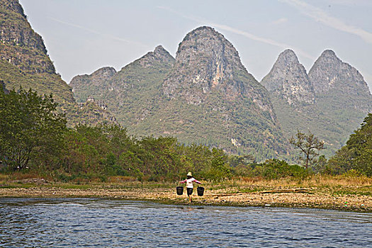 桂林,阳朔,漓江,漂流,旅游,景点,风景,河流,遇龙桥,风情,风光,群山,环境,怪石,环抱,名胜