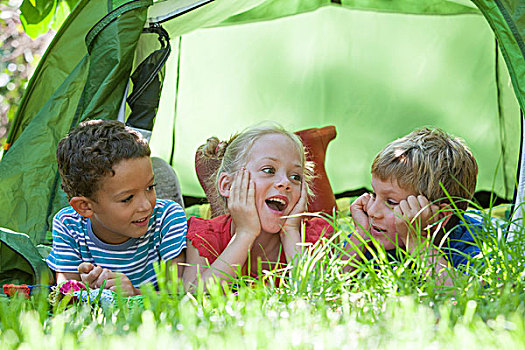 三个孩子,卧,交谈,花园,帐蓬