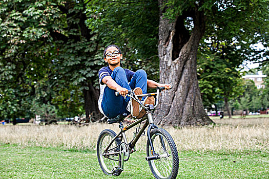 男孩,骑,小轮车,自行车,翘脚,公园