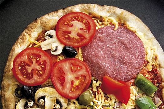 比萨饼,意大利腊肠,西红柿,橄榄,蘑菇,柿子椒
