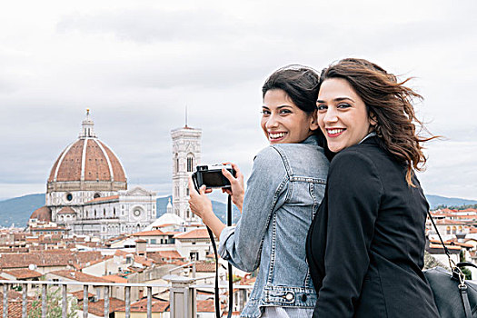 女同性恋伴侣,照相,佛罗伦萨大教堂,钟楼,扭头,微笑,佛罗伦萨,托斯卡纳,意大利