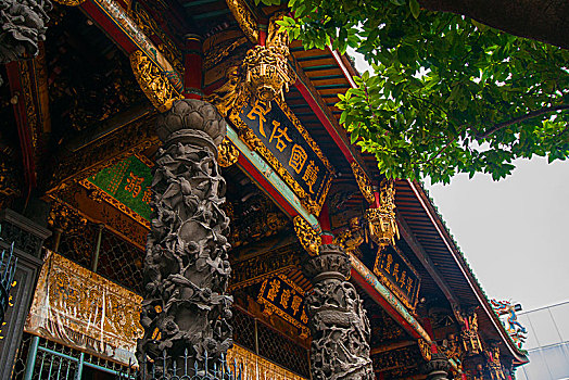 台湾台北著名的寺庙,百年历史的龙山寺,精致的龙柱雕刻