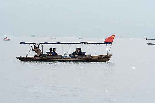 浙江杭州西湖白堤望西湖中的游船