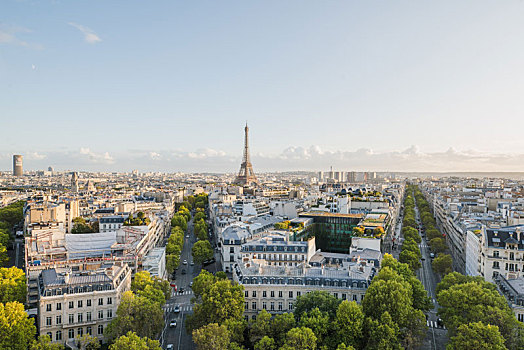 航拍法国巴黎铁塔和巴黎城市黄昏风景