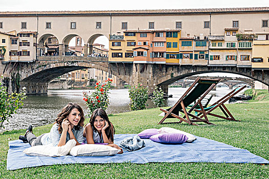 女同性恋伴侣,趴着,毯子,正面,维奇奥桥,上方,阿尔诺河,佛罗伦萨,托斯卡纳,意大利