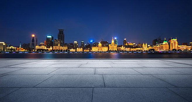 上海外滩夜景万国建筑石板路面