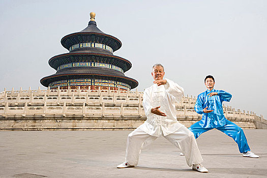 中国武术--一名老者和一个年青人在天坛祈前殿前练太极