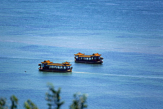 俯视两艘龙型游船行驶在昆明湖上