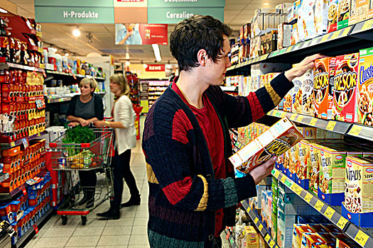 男人,买,牛奶什锦早餐,食物,超市,德国,欧洲