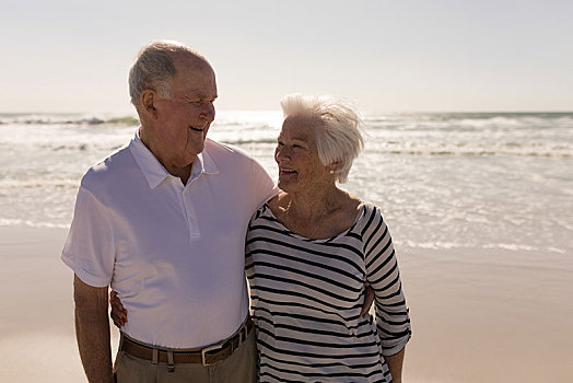 老年,夫妻,抱臂,互相看,海滩