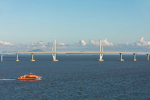 横跨珠江口海域伶仃洋上的港珠澳大桥