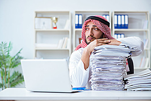 阿拉伯,商务人士,工作,办公室,文件,堆,纸