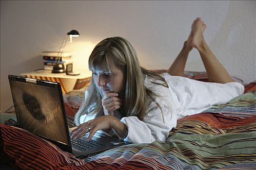 女青年,25-30岁,穿,长袍,上网,笔记本电脑,床