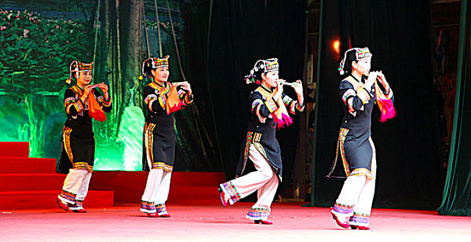 拉祜族服饰和舞蹈